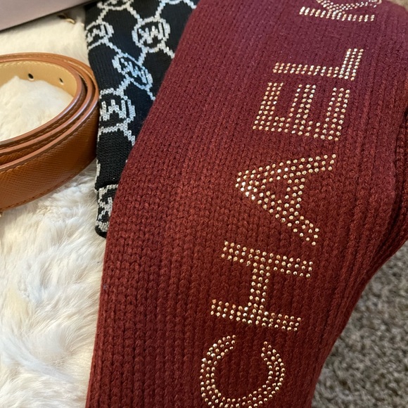 Scarf’s - Picture 2 of 2